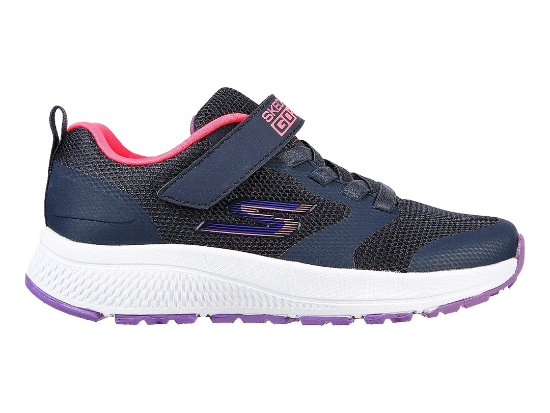 Tenis deportivos Skechers color marino con detalles en rosa y morado, suela blanca y cierre de correa velcro.