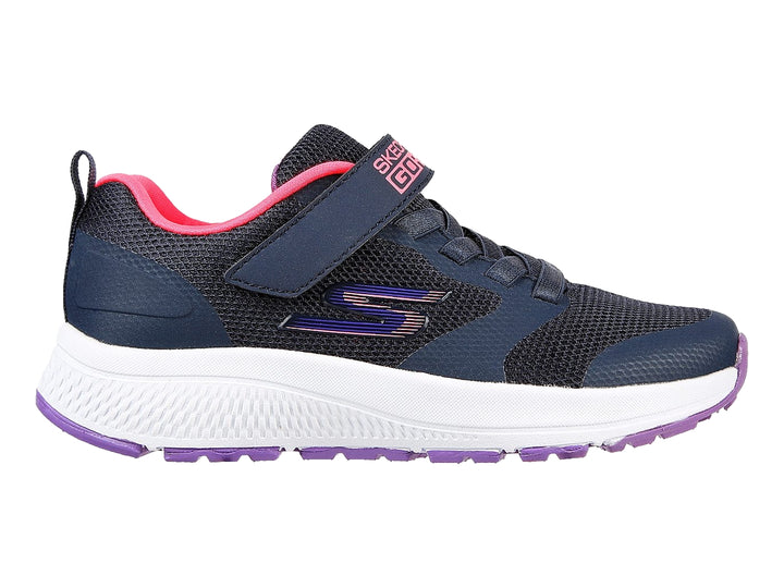 Tenis deportivos Skechers color marino con detalles en rosa y morado, suela blanca y cierre de correa velcro.