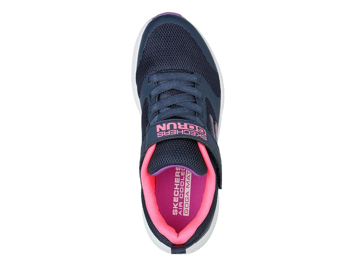 Tenis deportivos Skechers color marino con detalles en rosa y morado, suela blanca y cierre de correa velcro.