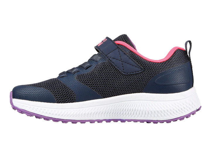 Tenis deportivos Skechers color marino con detalles en rosa y morado, suela blanca y cierre de correa velcro.