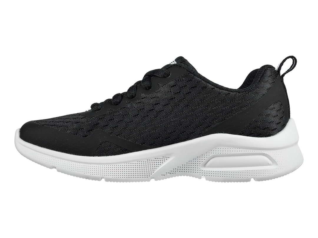 Tenis deportivos Skechers MicroSpec Max color negro con suela blanca.