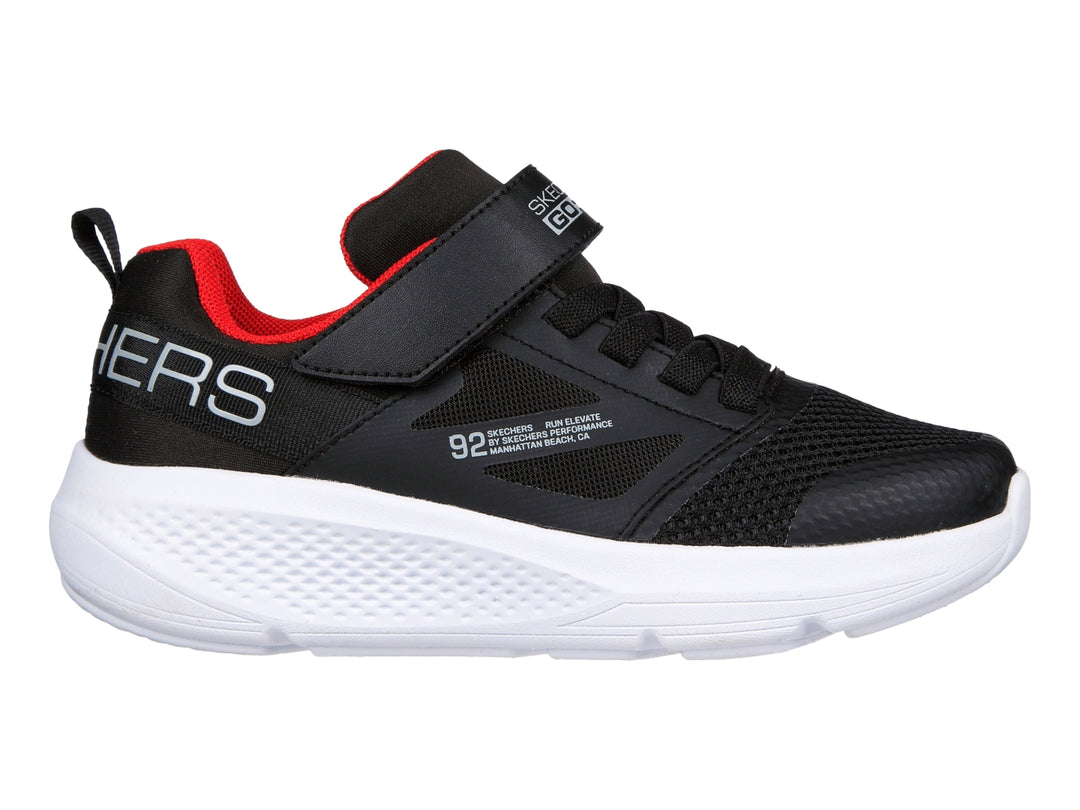 Tenis deportivos Skechers color negro con suela blanca y detalles rojos.