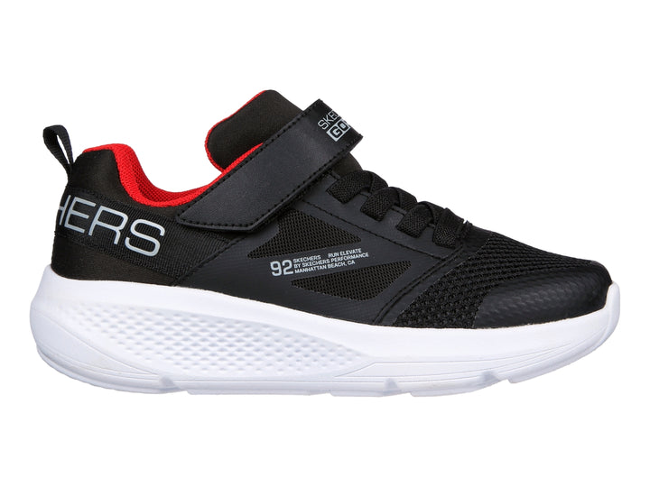 Tenis deportivos Skechers color negro con suela blanca y detalles rojos.