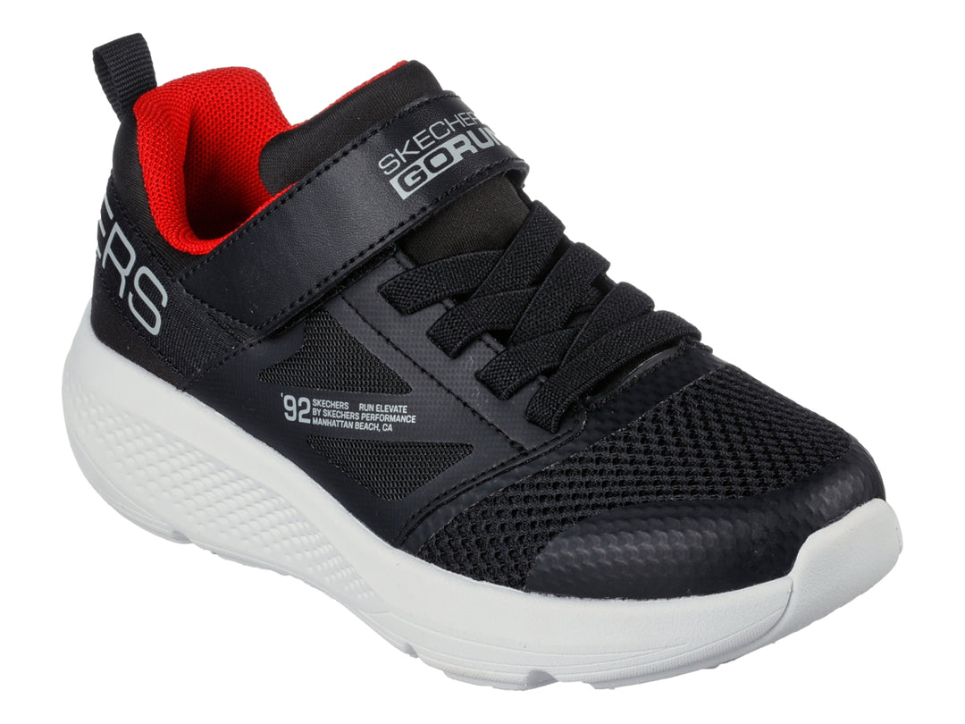 Tenis deportivos Skechers color negro con suela blanca y detalles rojos.