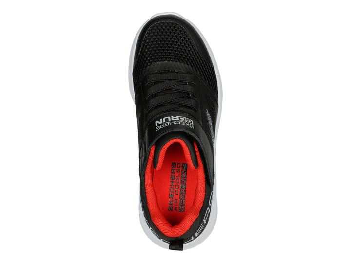 Tenis deportivos Skechers color negro con suela blanca y detalles rojos.