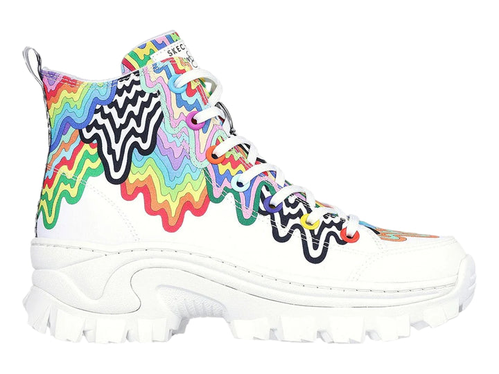 Tenis botín blancos con diseño de gotas multicolores y suela gruesa blanca.