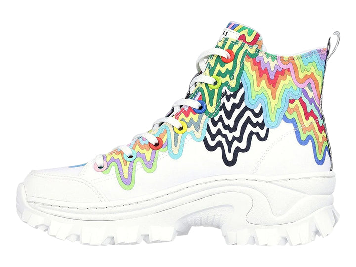 Tenis botín blancos con diseño de gotas multicolores y suela gruesa blanca.