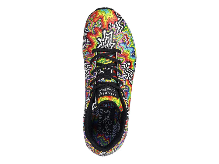 Tenis Skechers con diseño de ondas multicolores y suela negra.