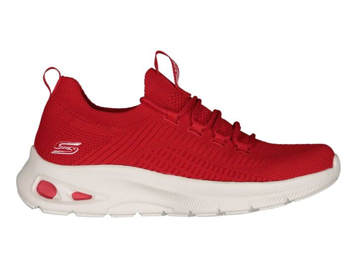 Tenis deportivos Skechers color rojo con suela blanca y tejido transpirable.