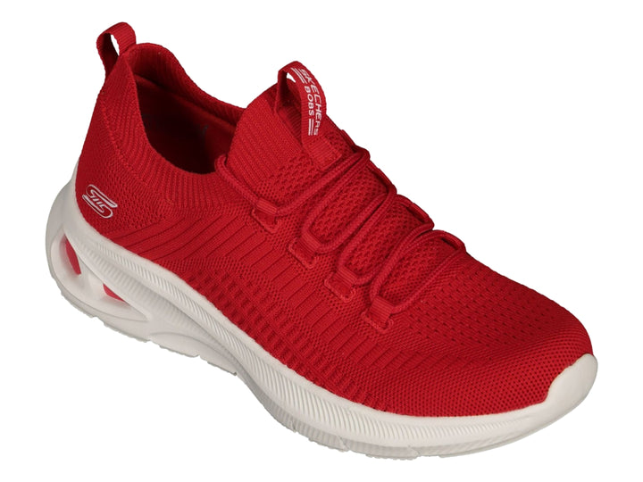 Tenis deportivos Skechers color rojo con suela blanca y tejido transpirable.