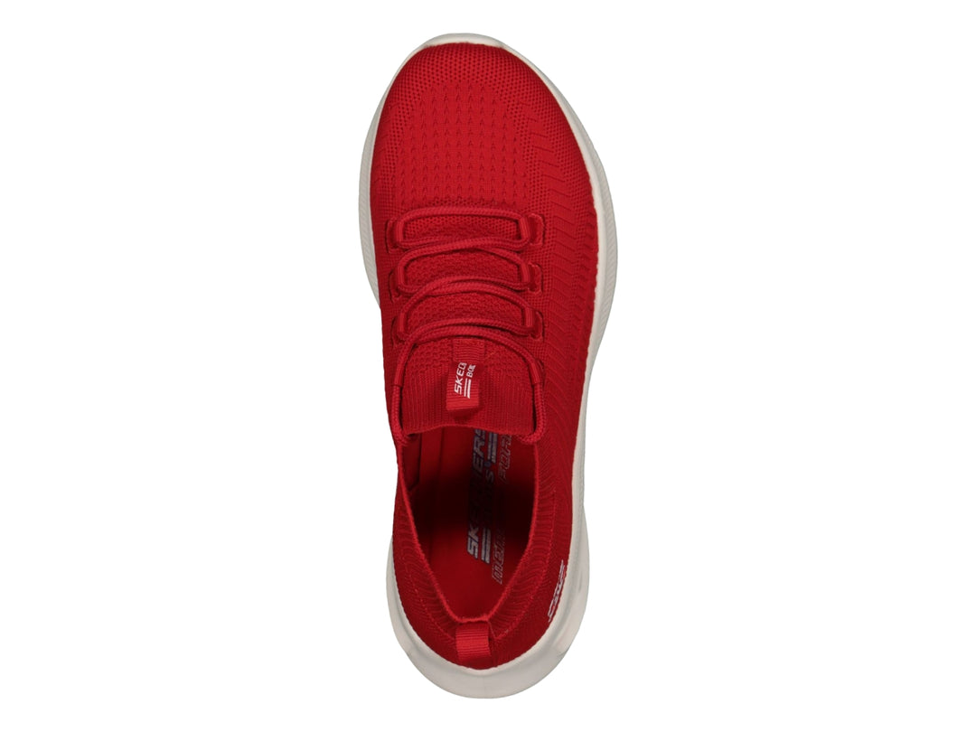 Tenis deportivos Skechers color rojo con suela blanca y tejido transpirable.