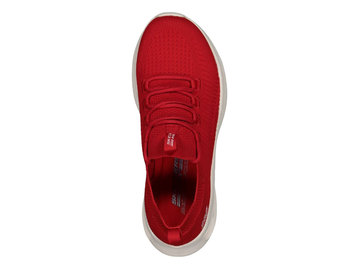 Tenis deportivos Skechers color rojo con suela blanca y tejido transpirable.
