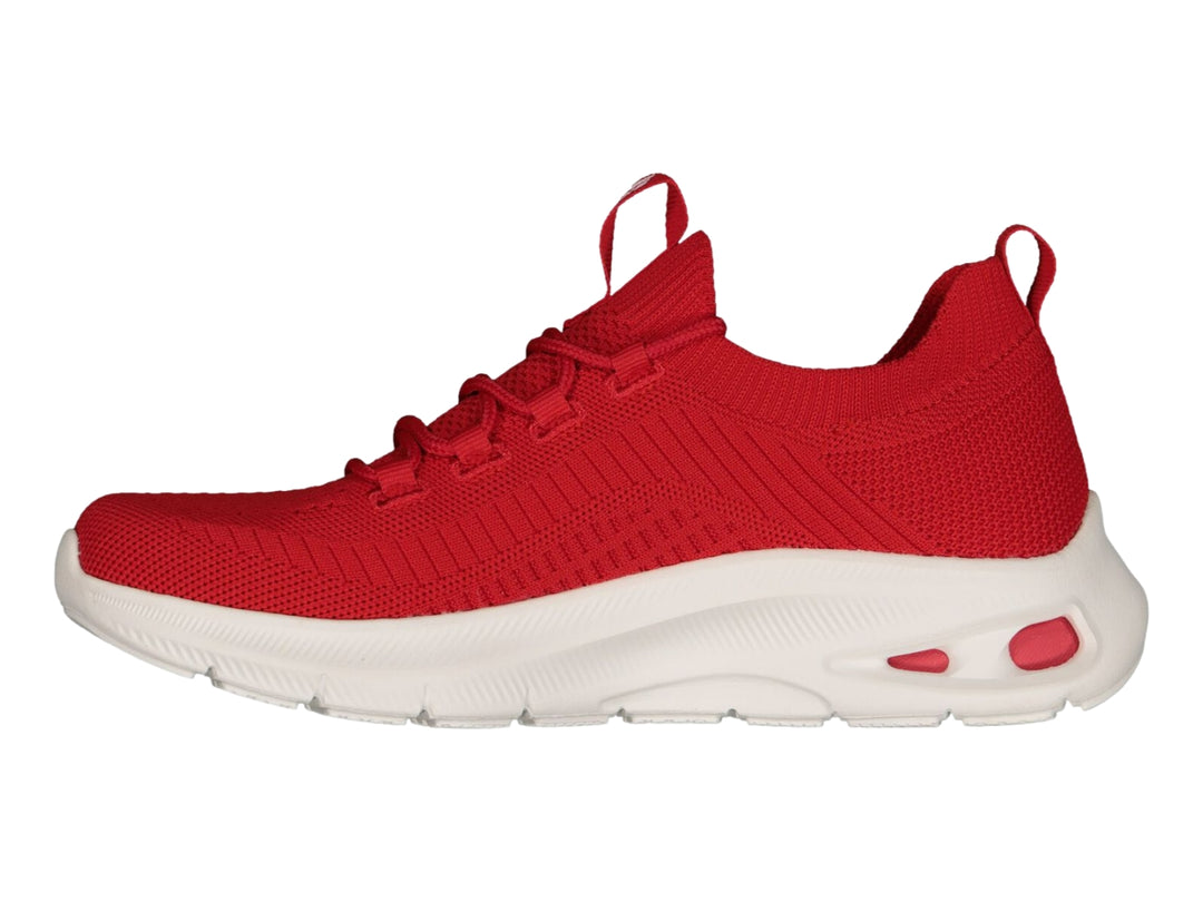 Tenis deportivos Skechers color rojo con suela blanca y tejido transpirable.