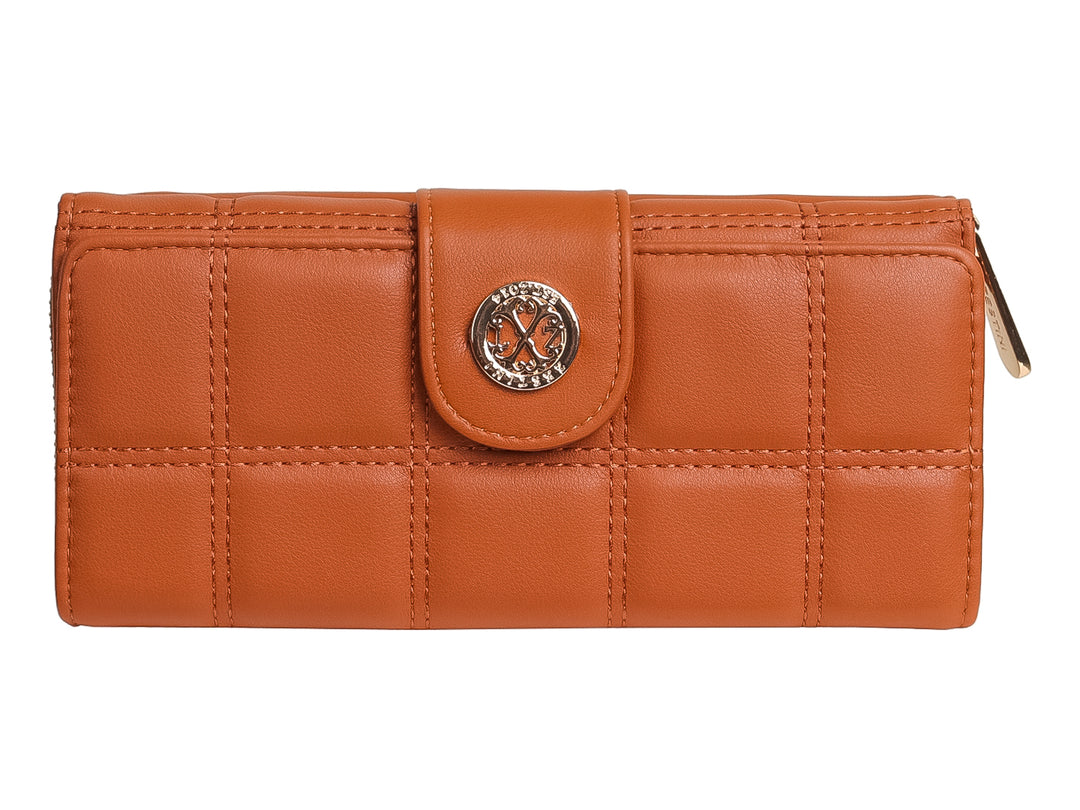 Cartera marrón de Felianna con diseño acolchado en cuadrícula y cierre de botón metálico circular.