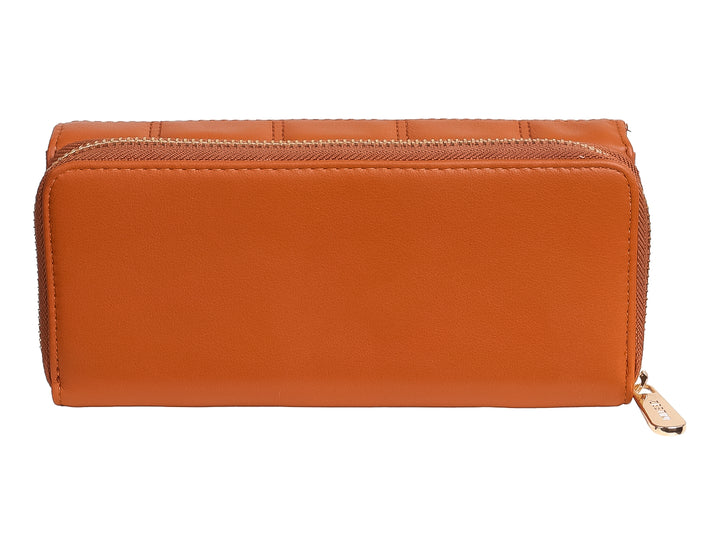 Cartera marrón de Felianna con diseño acolchado en cuadrícula y cierre de botón metálico circular.