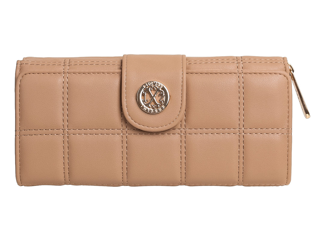 Cartera Felianna color taupe con diseño acolchado en cuadrícula, cierre lateral y broche circular metálico.