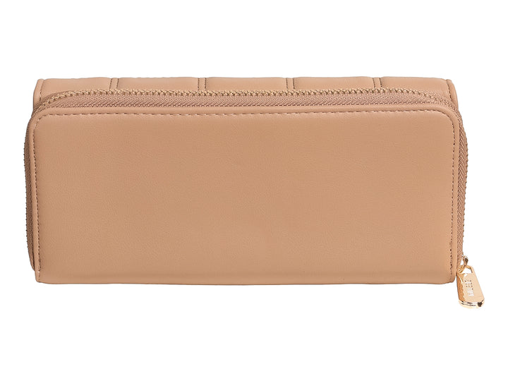 Cartera Felianna color taupe con diseño acolchado en cuadrícula, cierre lateral y broche circular metálico.