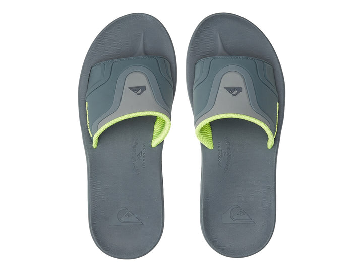 Sandalia Quiksilver color gris con detalles en verde lima, vista lateral.