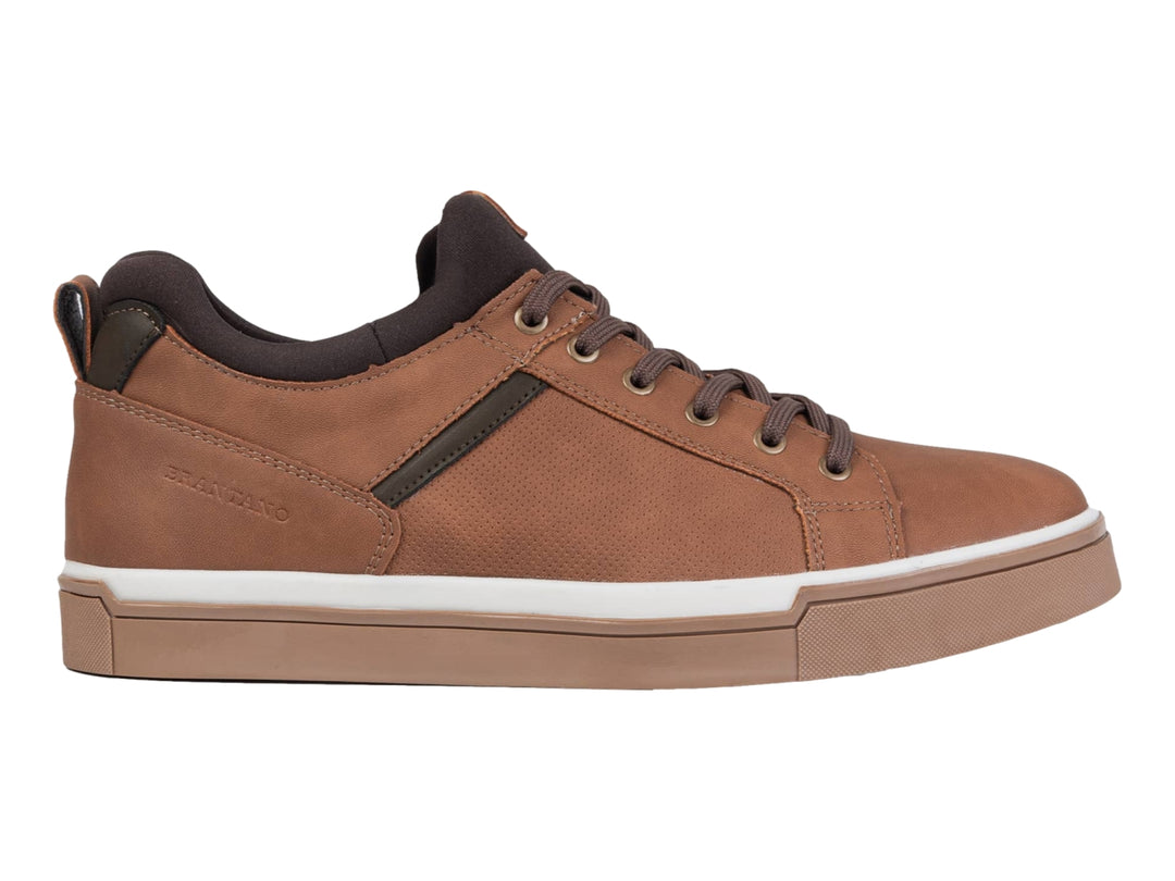 Tenis casuales color camel con suela blanca y detalles en marrón oscuro.