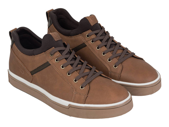 Tenis casuales color camel con suela blanca y detalles en marrón oscuro.
