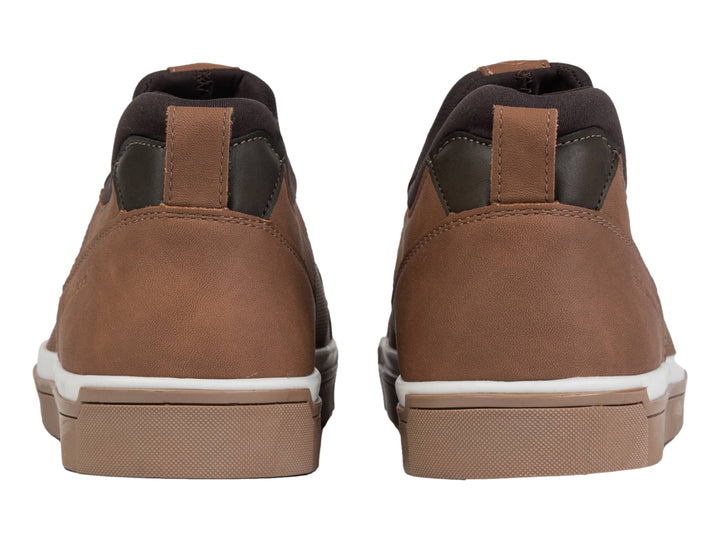 Tenis casuales color camel con suela blanca y detalles en marrón oscuro.
