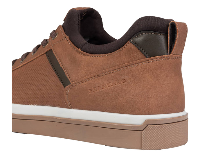 Tenis casuales color camel con suela blanca y detalles en marrón oscuro.