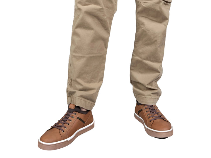 Tenis casuales color camel con suela blanca y detalles en marrón oscuro.