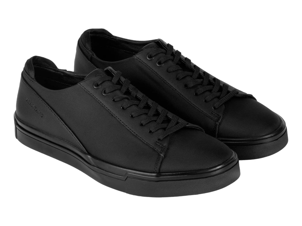 Zapato casual de lona color negro con cordones y suela plana de la marca Brantano.