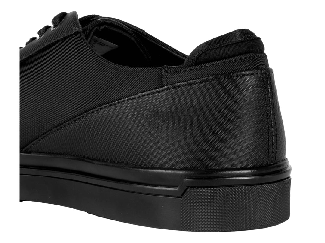 Zapato casual de lona color negro con cordones y suela plana de la marca Brantano.