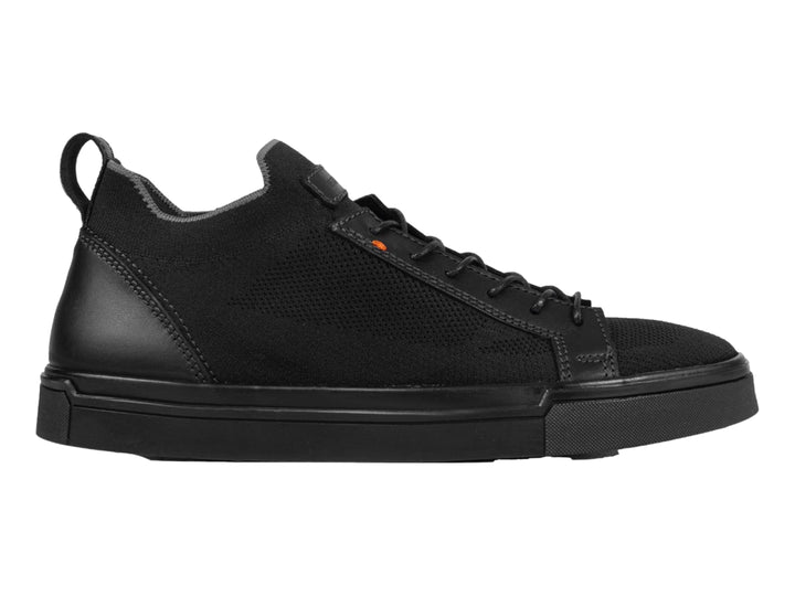 Zapato casual Brantano color negro con cuerpo de tejido y detalles sintéticos, suela plana negra.