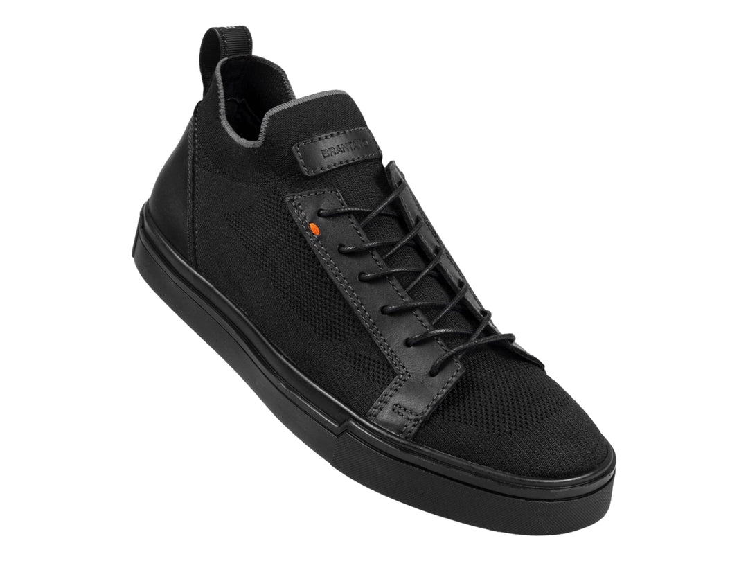 Zapato casual Brantano color negro con cuerpo de tejido y detalles sintéticos, suela plana negra.