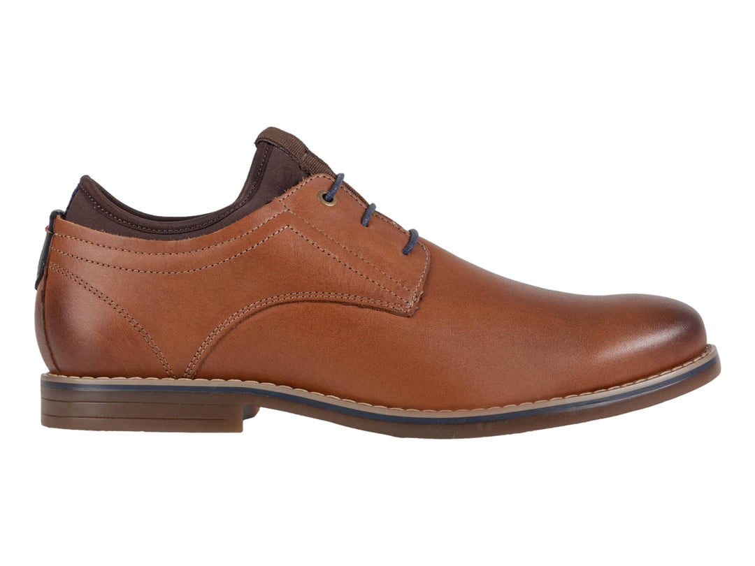 Zapato formal de cuero color marrón con cordones azules y suela oscura.