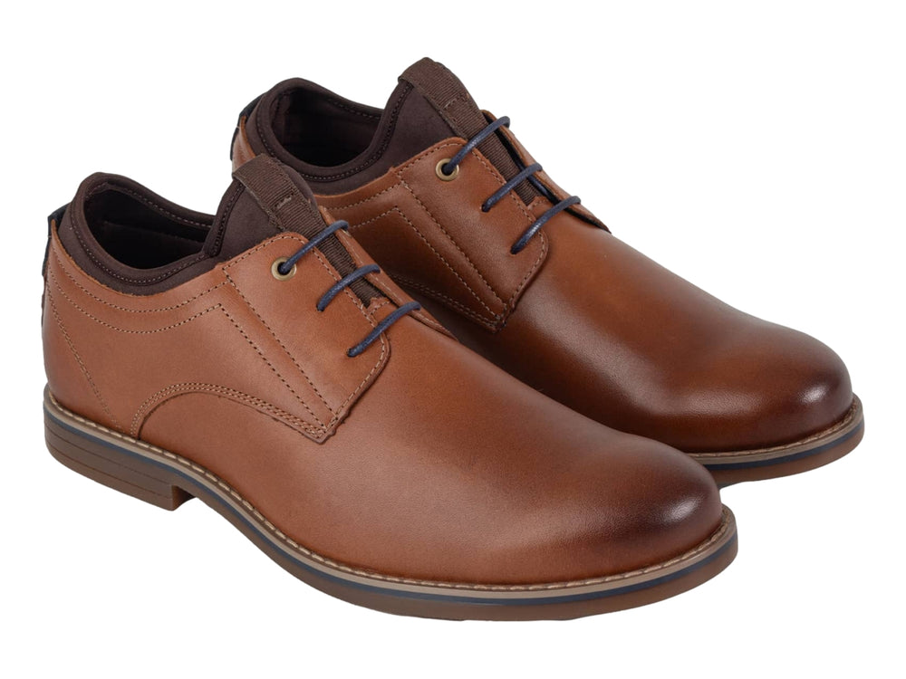 Zapato formal de cuero color marrón con cordones azules y suela oscura.