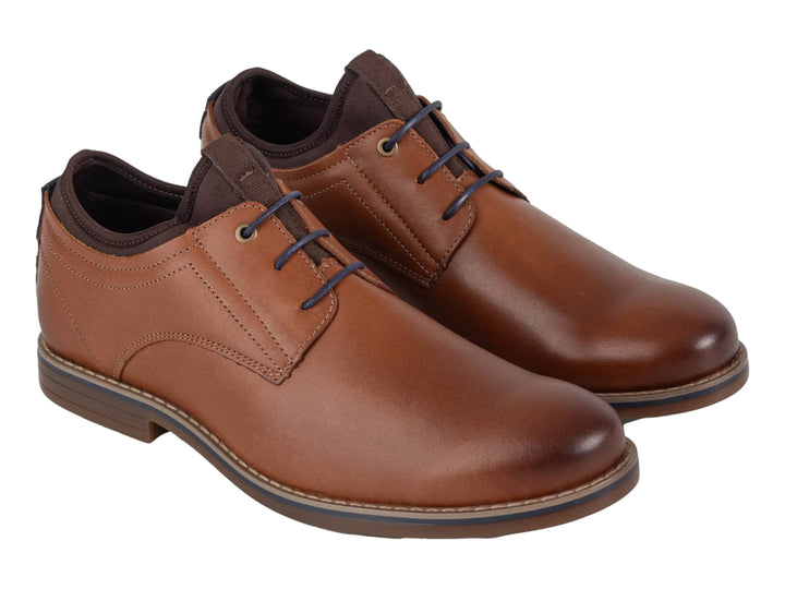 Zapato formal de cuero color marrón con cordones azules y suela oscura.