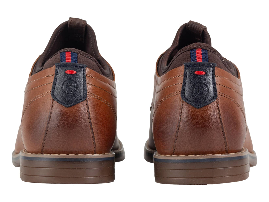 Zapato formal de cuero color marrón con cordones azules y suela oscura.