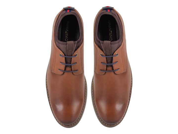 Zapato formal de cuero color marrón con cordones azules y suela oscura.