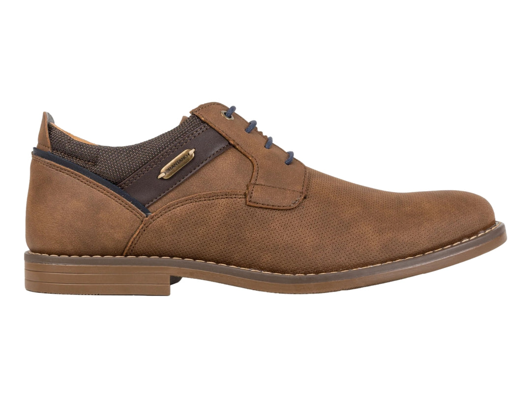 Zapato casual color marrón arenilla con cordones azul marino y suela plana.