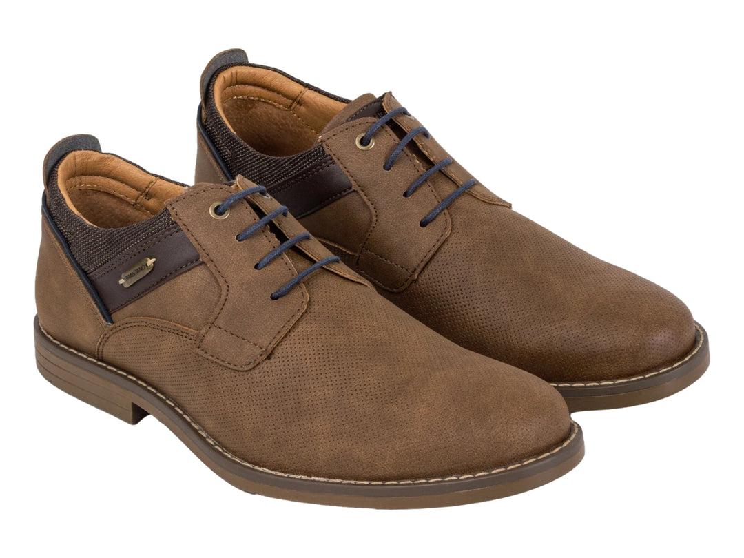 Zapato casual color marrón arenilla con cordones azul marino y suela plana.