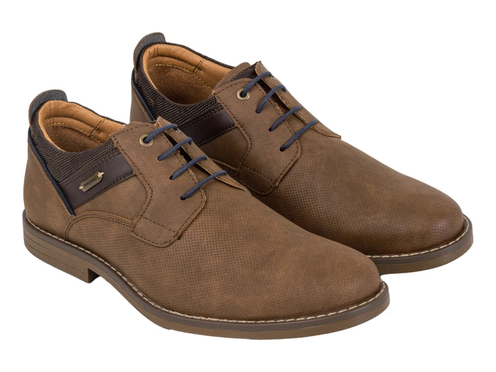 Zapato casual color marrón arenilla con cordones azul marino y suela plana.