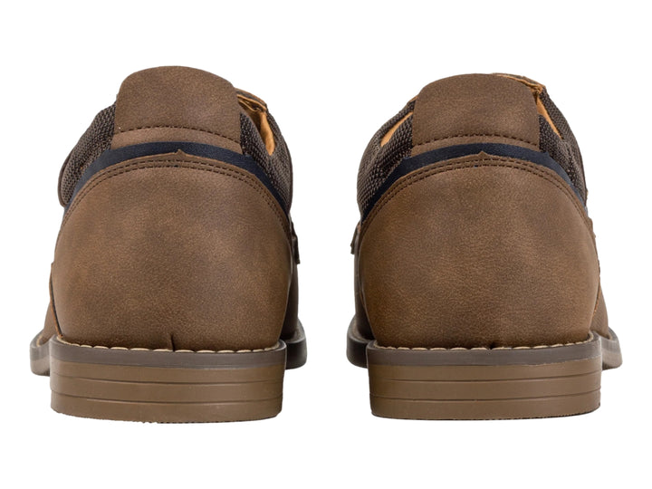Zapato casual color marrón arenilla con cordones azul marino y suela plana.