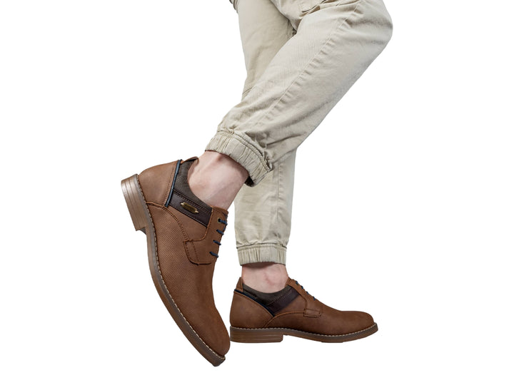 Zapato casual color marrón arenilla con cordones azul marino y suela plana.