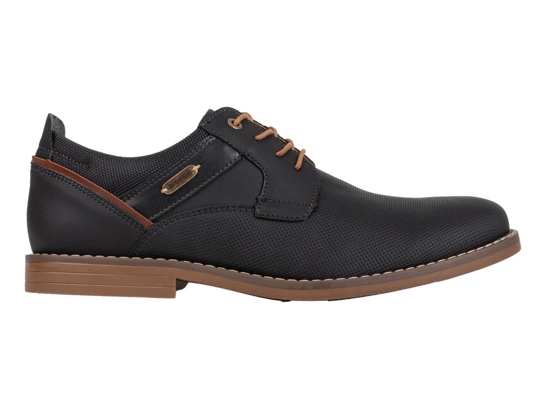 Zapato casual negro con cordones y suela color café.
