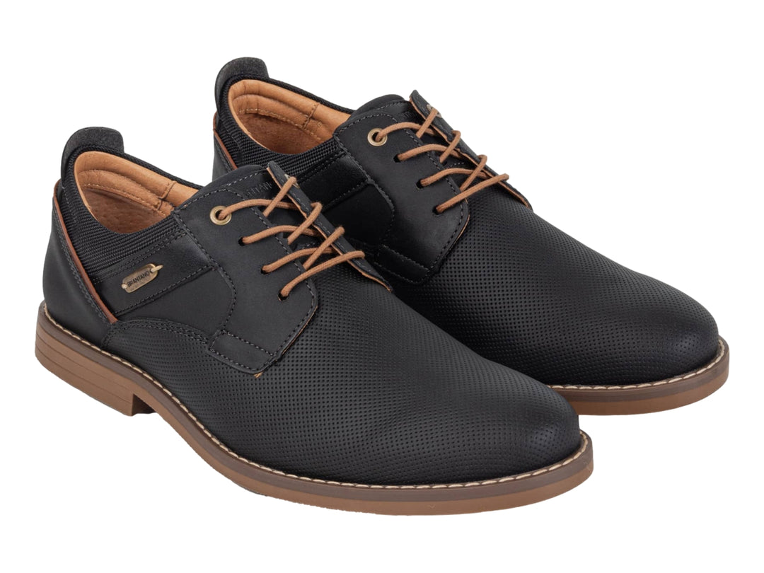 Zapato casual negro con cordones y suela color café.