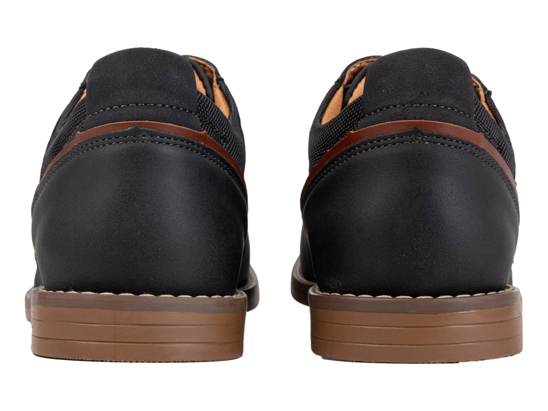 Zapato casual negro con cordones y suela color café.