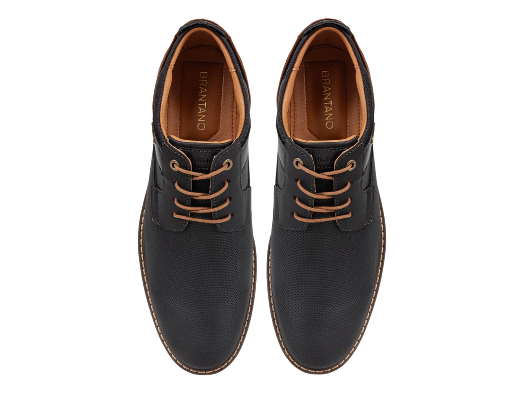Zapato casual negro con cordones y suela color café.