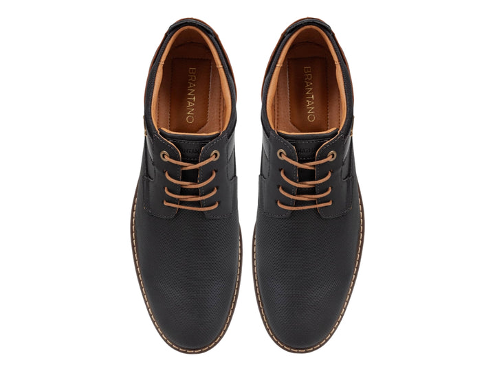 Zapato casual negro con cordones y suela color café.