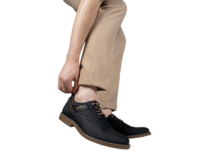 Zapato casual negro con cordones y suela color café.
