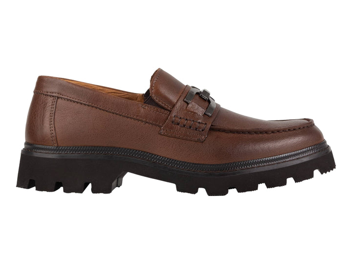 Zapato mocasín color caoba con suela track negra gruesa.