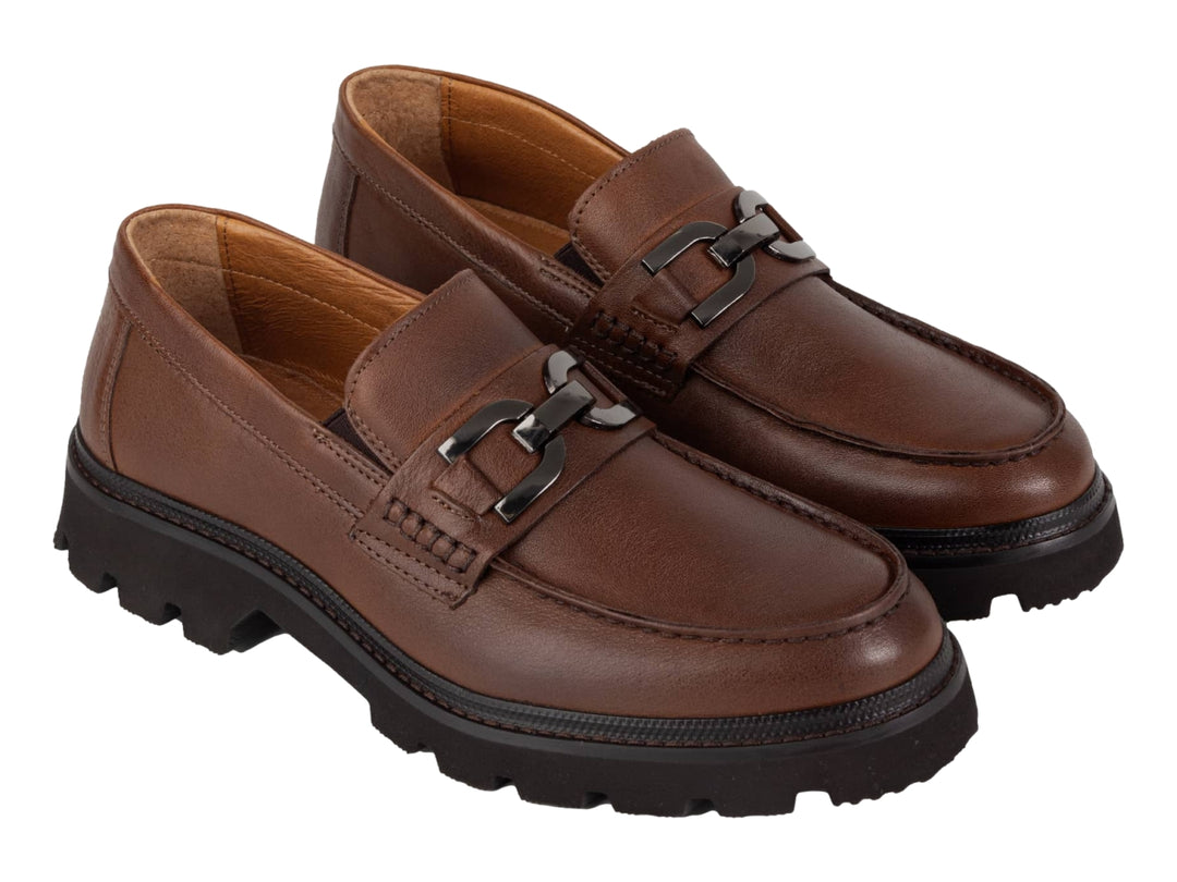 Zapato mocasín color caoba con suela track negra gruesa.