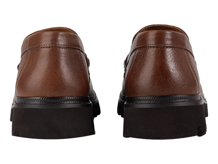 Zapato mocasín color caoba con suela track negra gruesa.